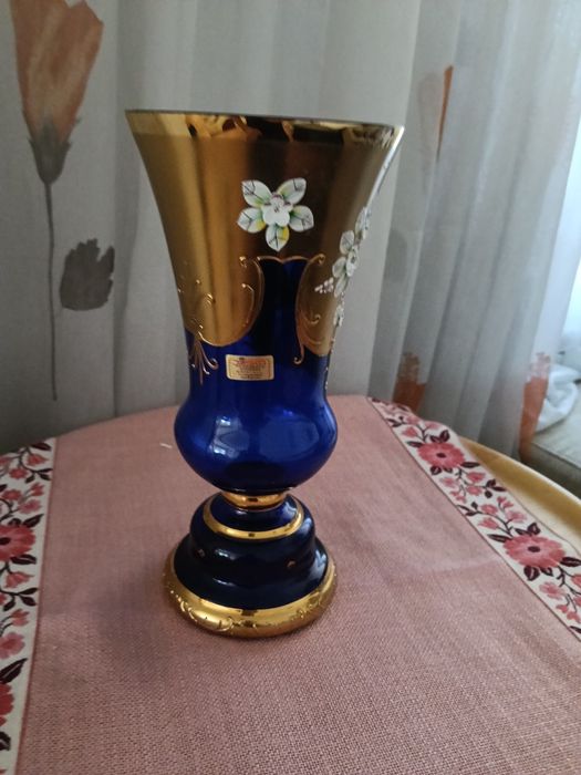 Mașină de scris și Vază placată cu aur