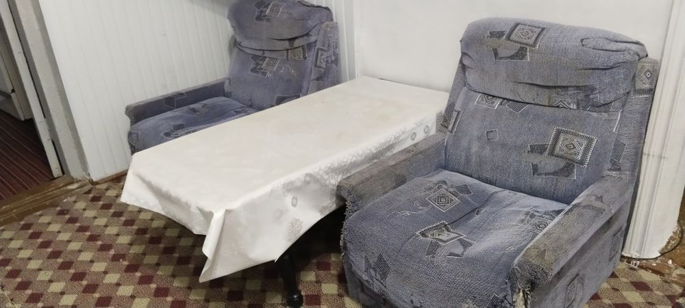Продается два кресла и журнальный столик