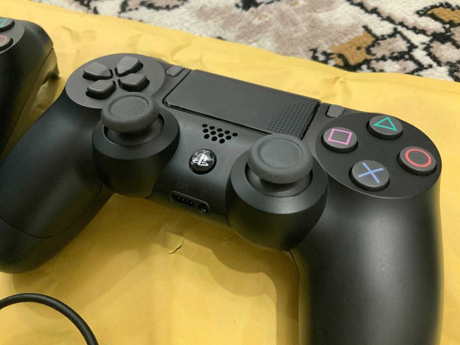 Playstation PS4 Pro В отличном состоянии + 3 контроллер + 4 игр