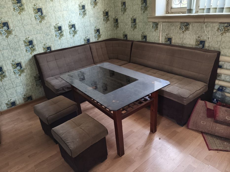 Уголок со столом