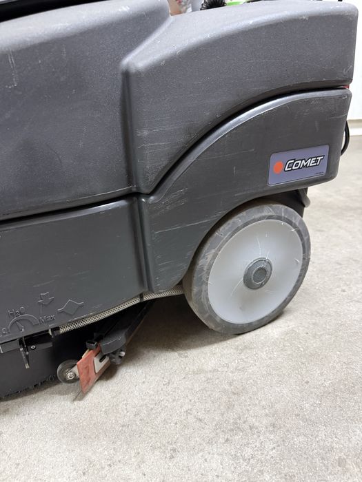 Продавам Машина за почистване на подови настилки