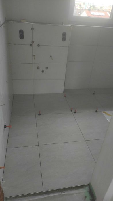 Поставяне на плочки