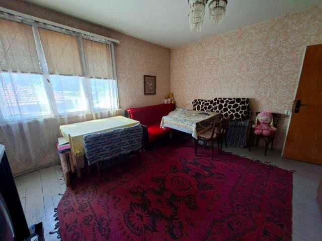 Втори етаж от къща с допълнителни помещения и гараж, широк център