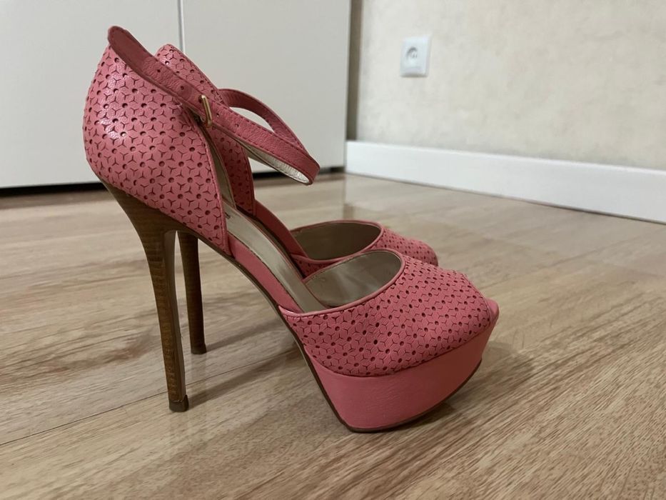 Женская обувь в отличном состояние