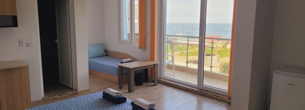 Апартамент две стаи първа линия  цената е  за 5 месеца