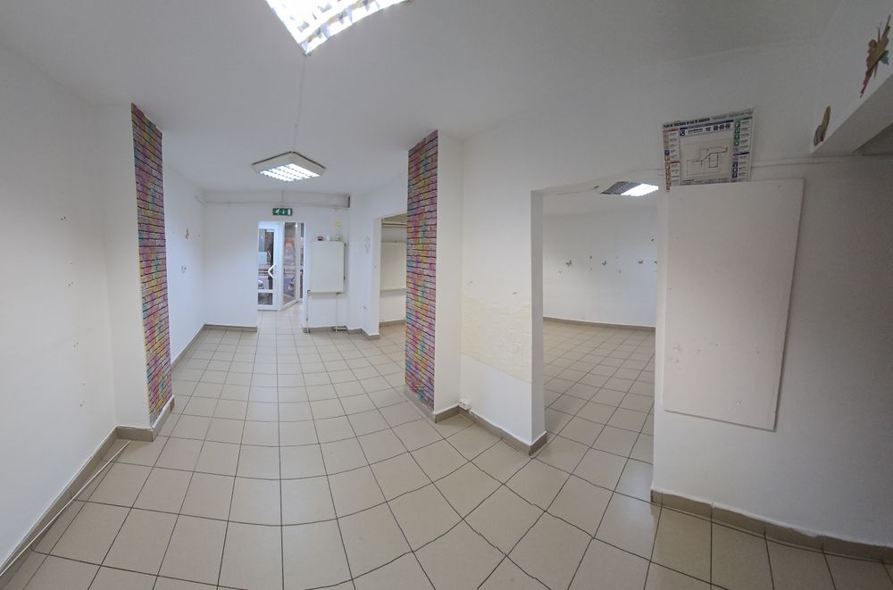 Închiriez spațiu comercial central 65m2.