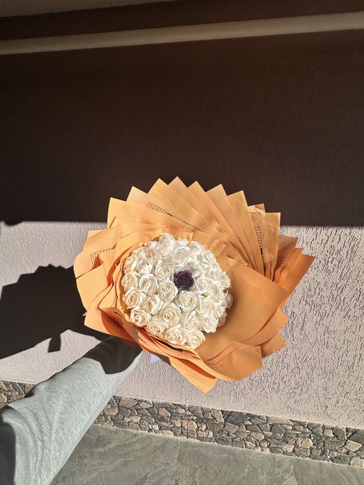 Buchet handmade din flori de hârtie – elegant, alb cu accent mov