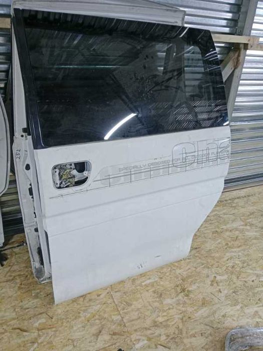 Дверь Mitsubishi Delica