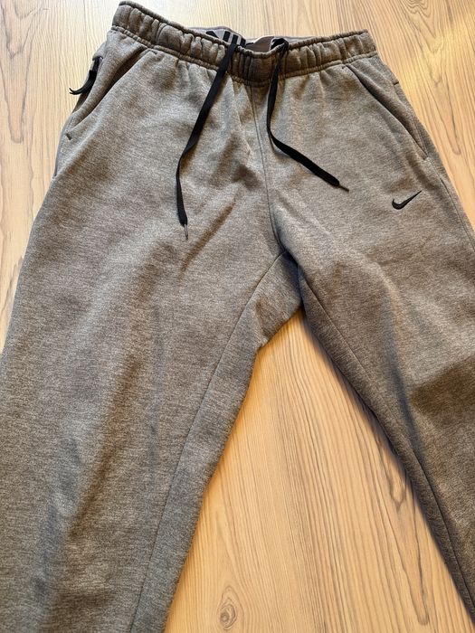 Сив анцуг на Nike