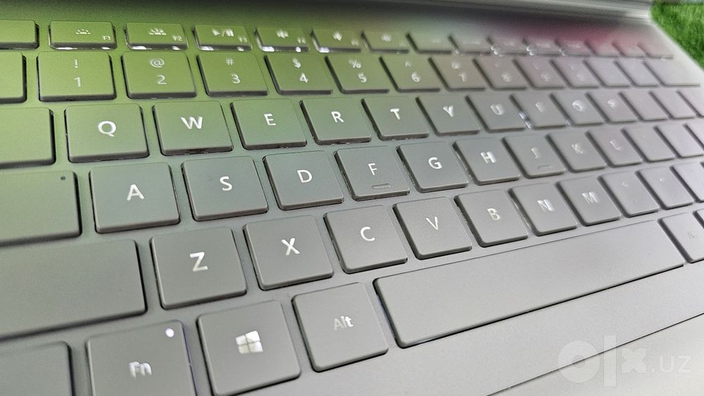 Surface - yengil ixcham jiddiy olib yurushga eng porfessional laptop!