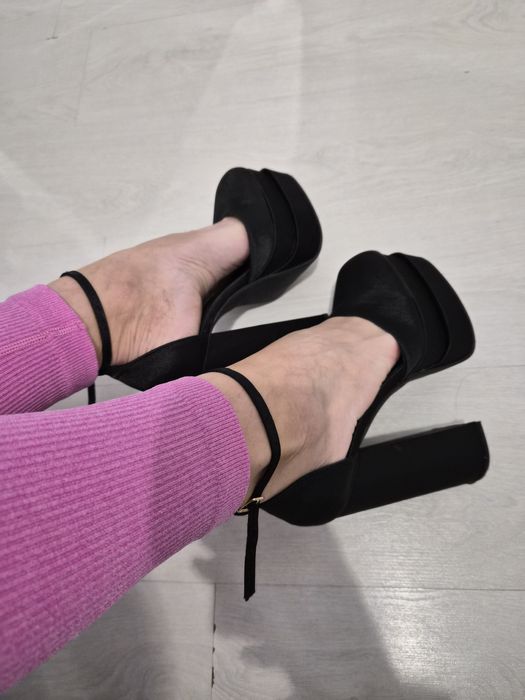 Дамски обувки с платформа и висок ток