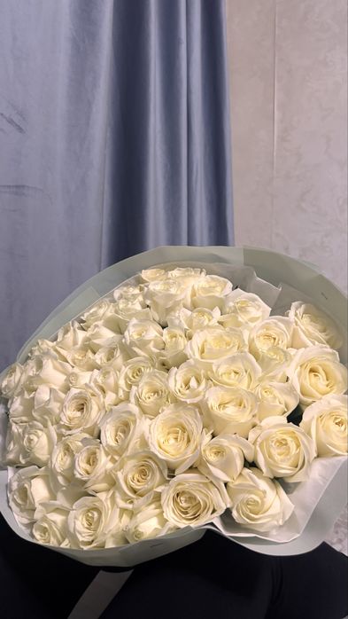 Элегантный букет из 51 белой розы для самых дорогих моментов.