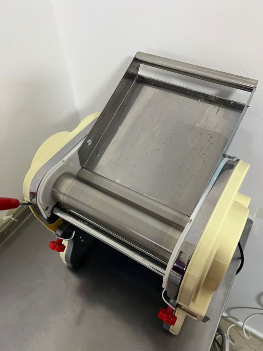 Продаем тестораскаточную машину