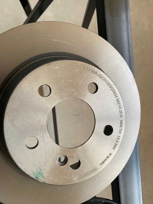 Чисто нови вентилирани задни дискове Brembo (09.A358.11) за Mercedes E-класа, CLS, GLK и др.
