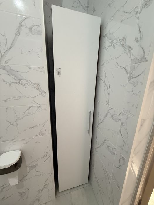 Шкаф-пенал. В отличном состоянии