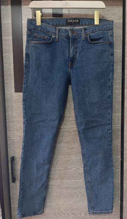 Джинсы одеты пару раз как новые . В идеале размер 29 на рост до 170.