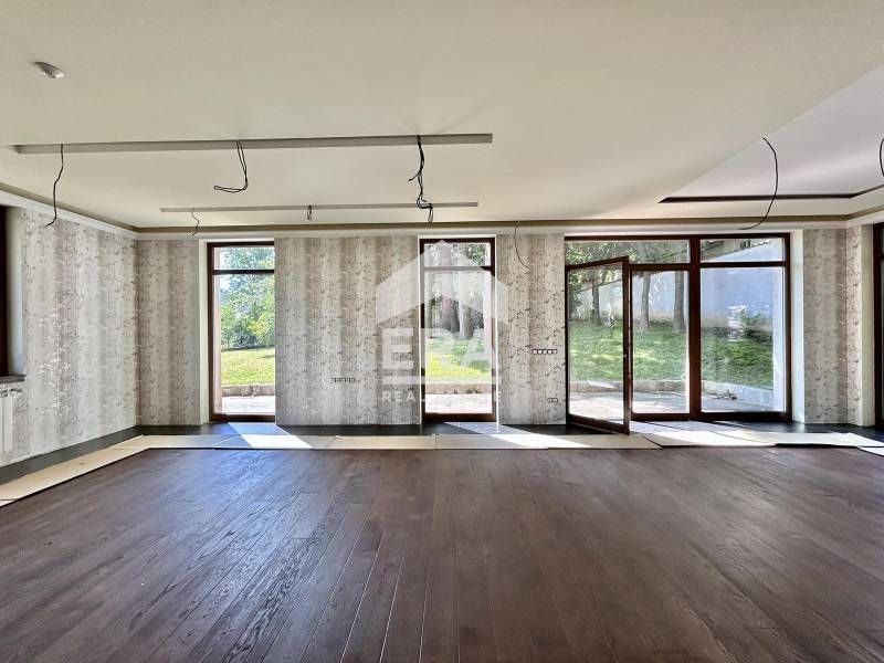 Самостоятелна къща под наем с красив двор и панорама към града в кв. "