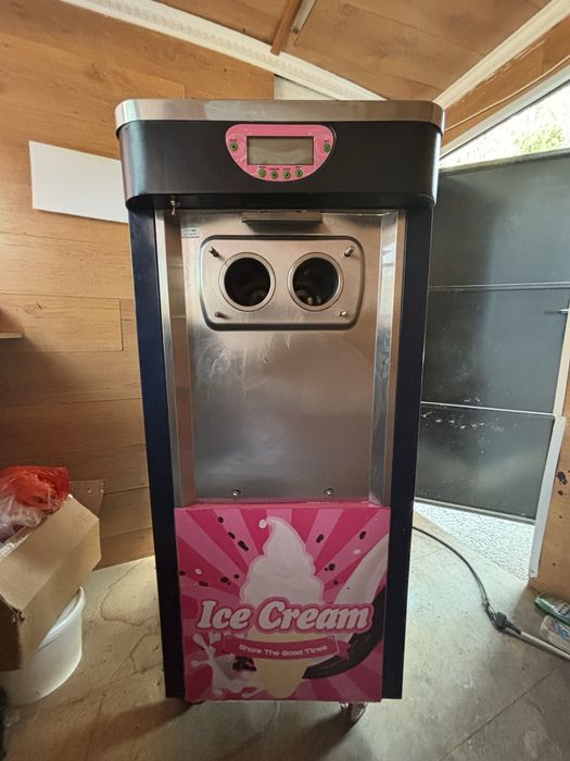 продается будка с мороженным аппаратом