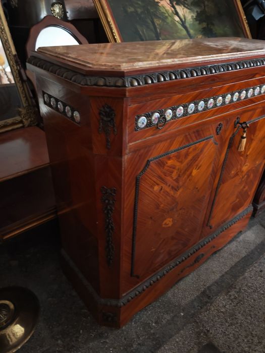 Антикварен бар шкаф