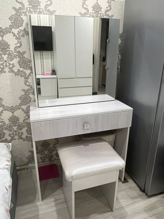 Столик для макияжа