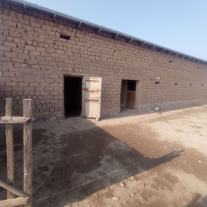 Катта ховли уй сотилади