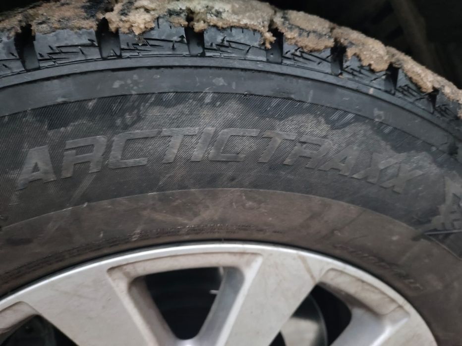 Срочна продам шины 285/60/18 с шипи,