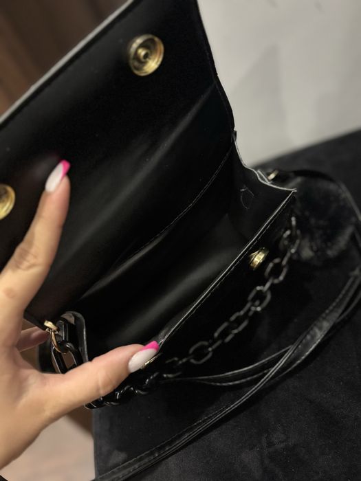 Малка черна чантичка