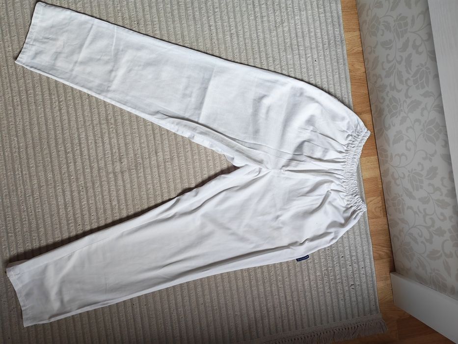 Vând uniforme medicale