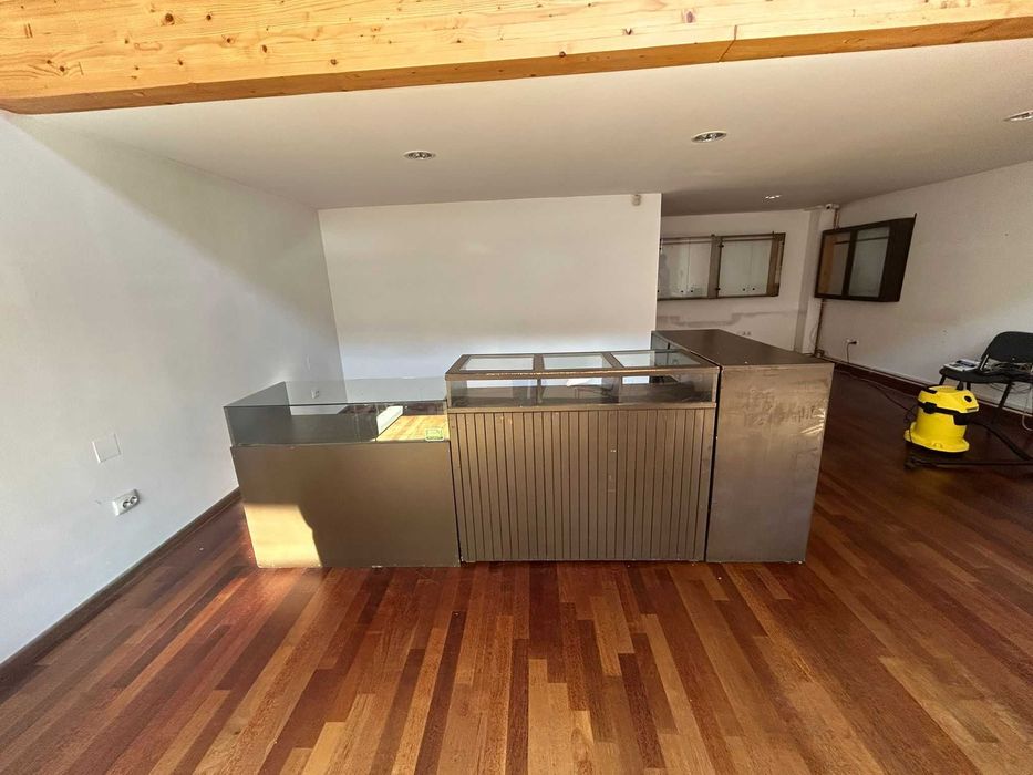 LICHIDARE: Mobilier comercial LEMN MASIV și sticlă (6 piese) – Centru Cluj (Parter)