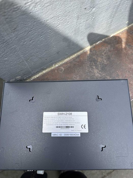 Switch 8 porturi CTS SWH-2108 si cabluri