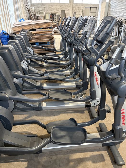 Eliptica profesionala lifefitness