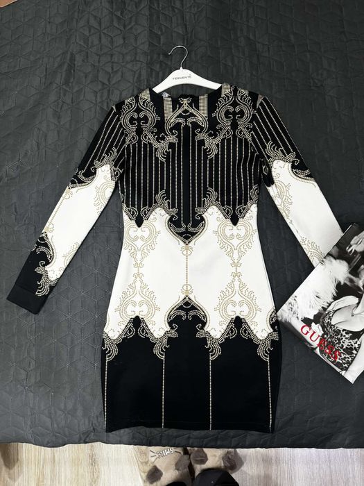 Къса черна рокля