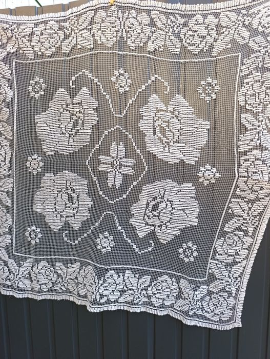 Vând față de masă vintage lucrată manual din fileuri