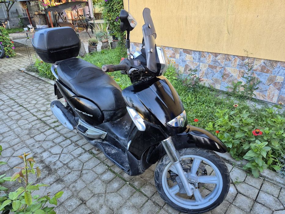 Scuter Piaggio Beverly 250 cc și Piaggio Scarabeo 250 cc