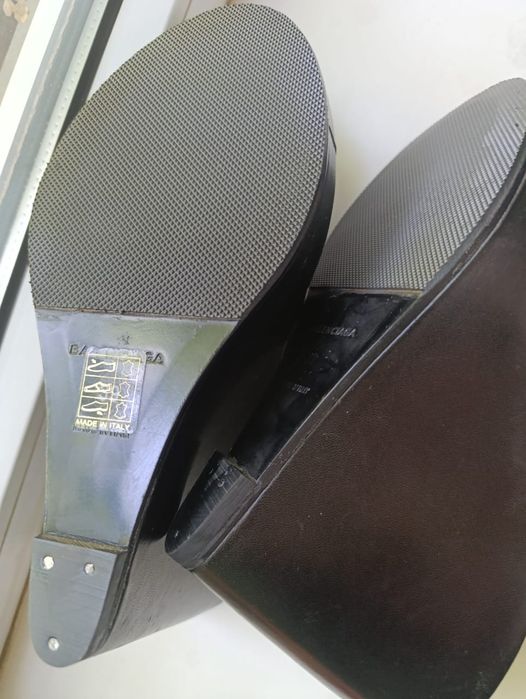 Продам новые босоножки на платформе