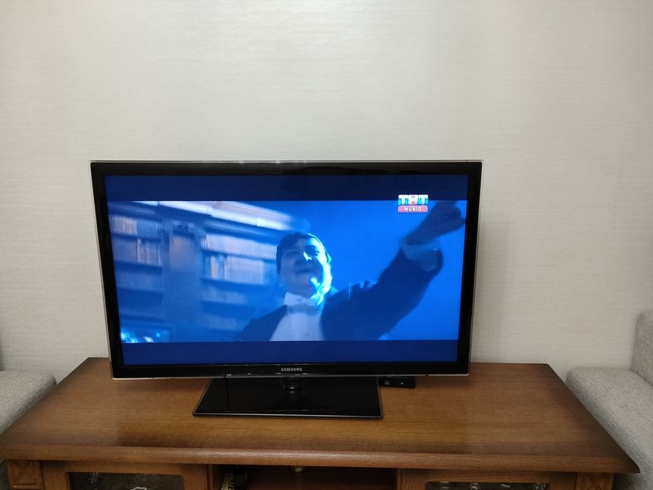 LED телевизор Samsung 102 см