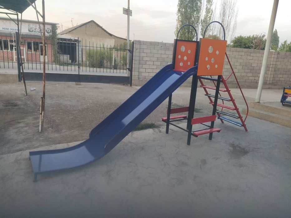 Bolalar maydonchasi va o‘yingohi kacheli karusel sirpanchiq