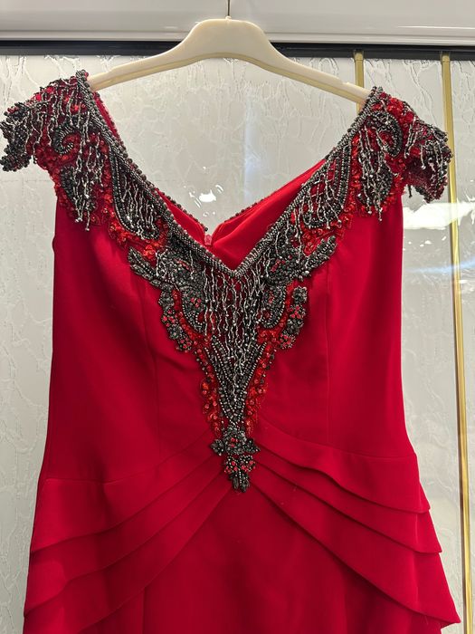 Елегантна червена официална рокля