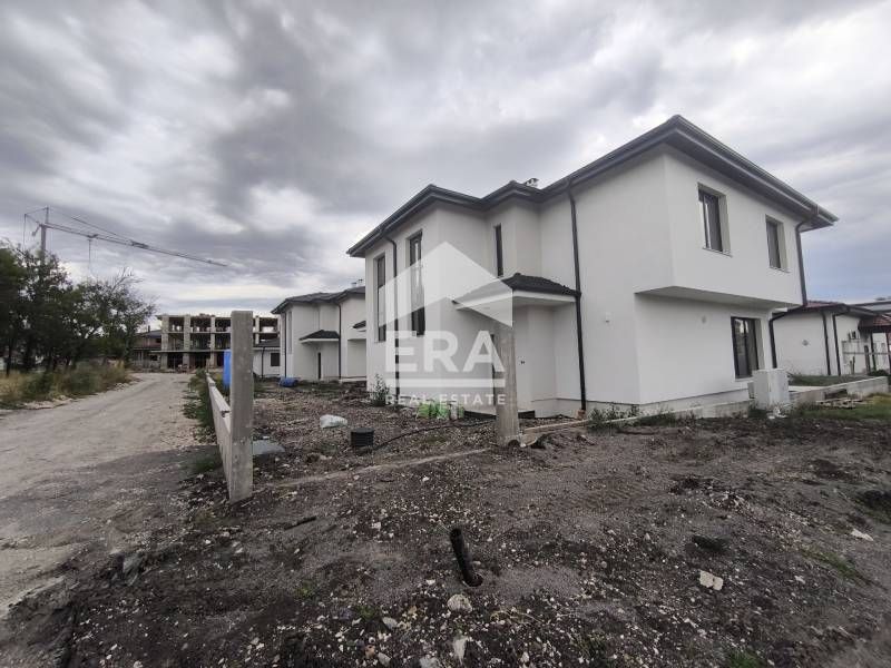 Готови еднофамилни двуетажни къщи в затворен комплекс в кв. ,,Младежки