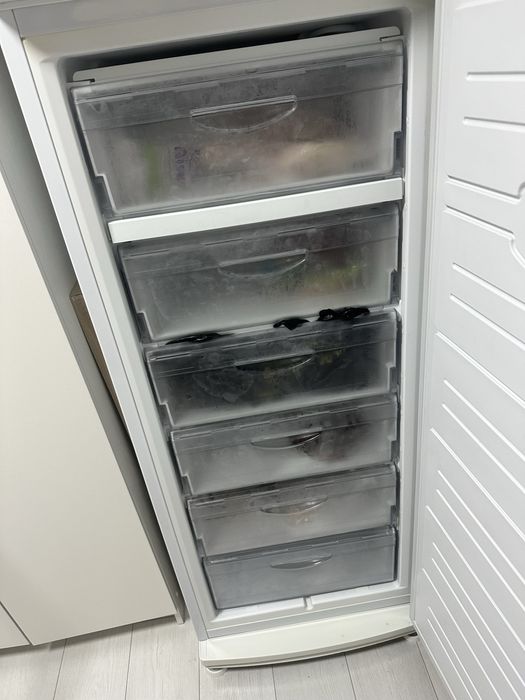 Продам морозилку вертикальную