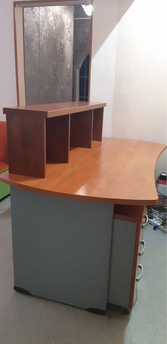 Офисный стол с тумбой