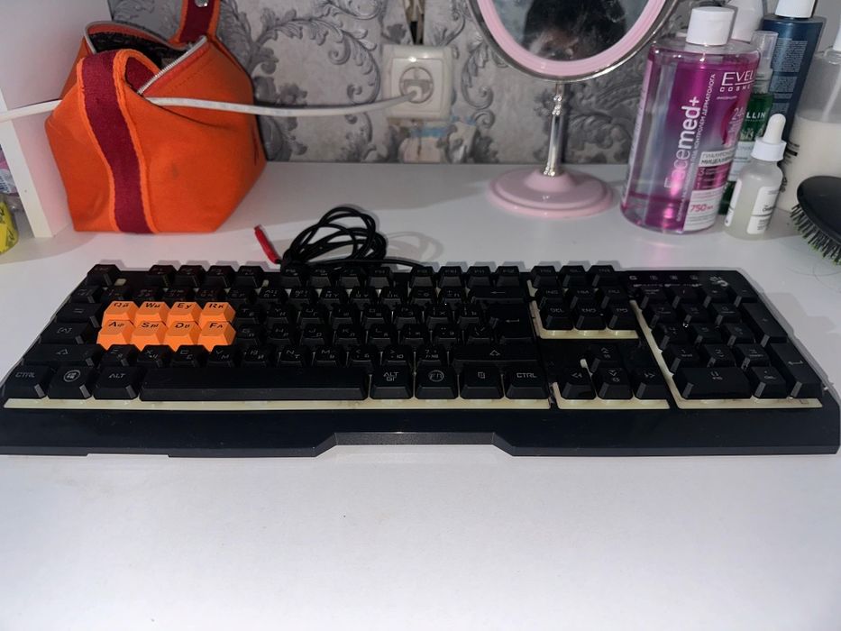 Продам клавиатуру