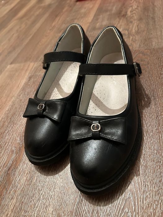 Продам школьные туфли