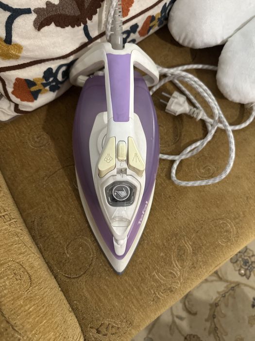 Ютия Tefal e с мощност 2200w , пурпурен цвят и резервоар за вода от 0.