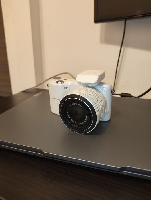 Mirrorless Samsung NX2000