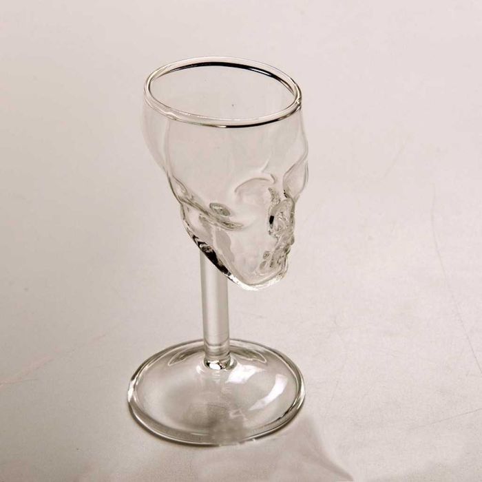 Комплект 2 броя стъклени чаши със столче във формата на череп