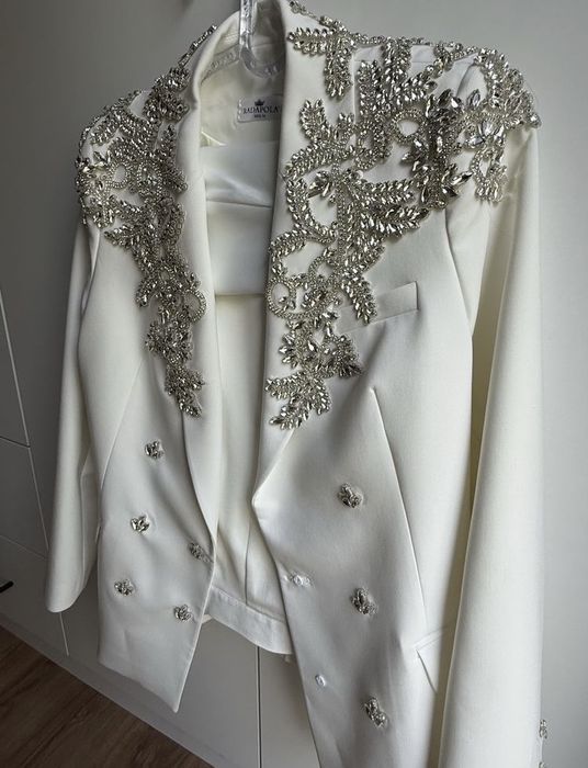 Бял костюм Radapola