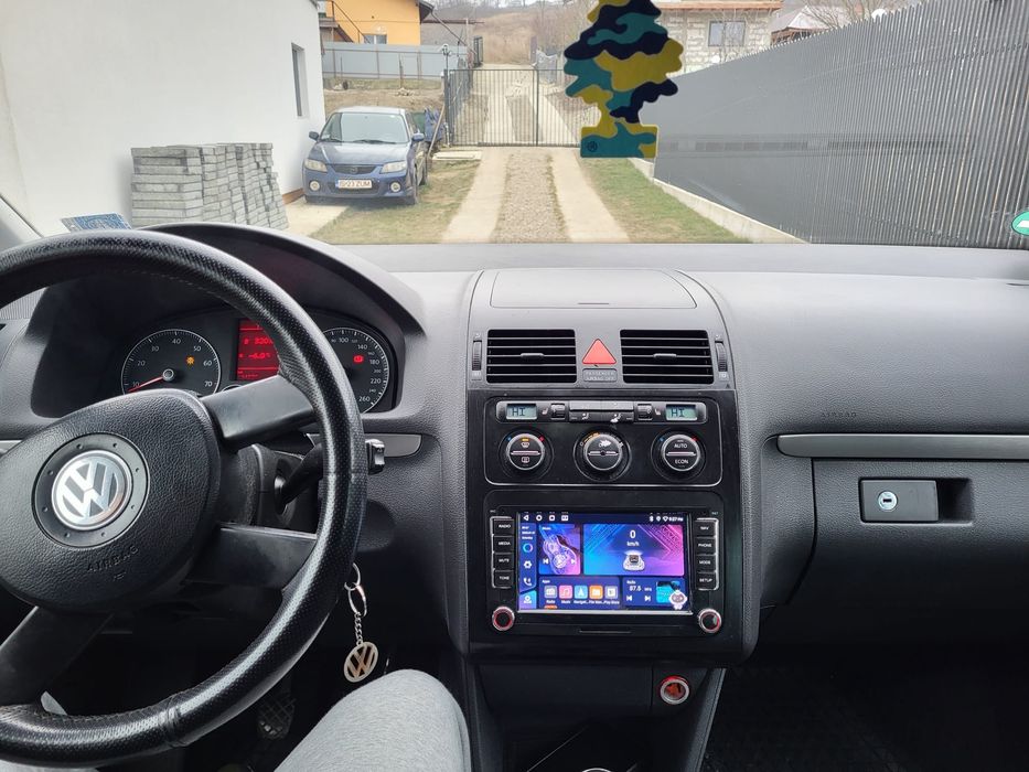 Vând Volkswagen Touran 1.6 FSI