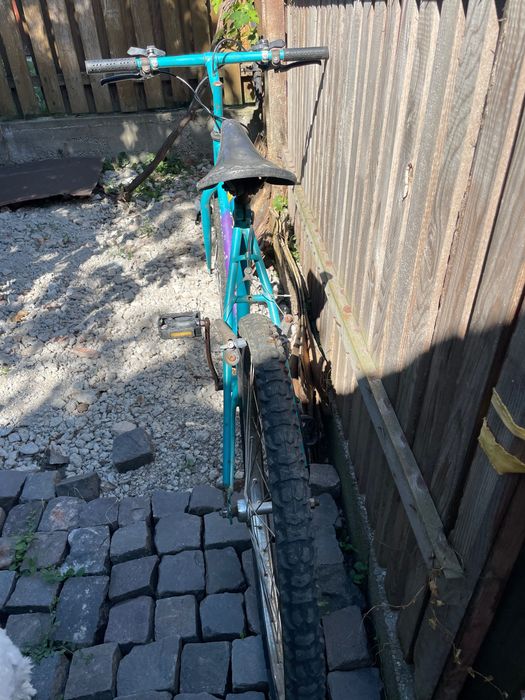 Bicicletă albastra cu mov