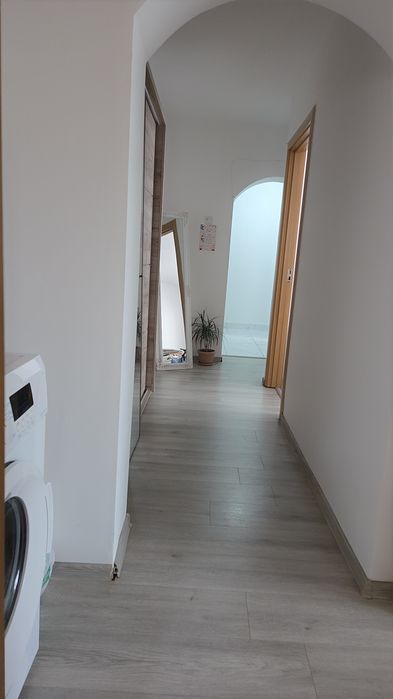 Vand apartament 2 camere central,Unirii,decomandat,etaj 1,renovat  recent, langa scoala Alexandru Stefulescu . Pret  83000 negociabil,  0767716515.